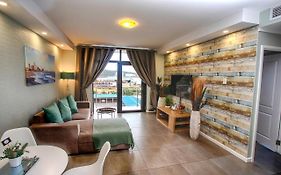 Stay At The Point - Luxurious Lavish Looker